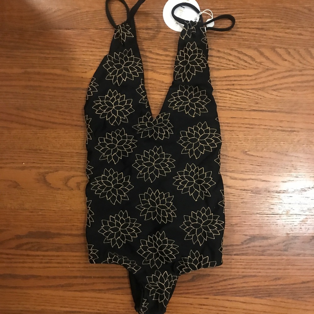 Beautiful One Piece!! - Picture 2 of 4